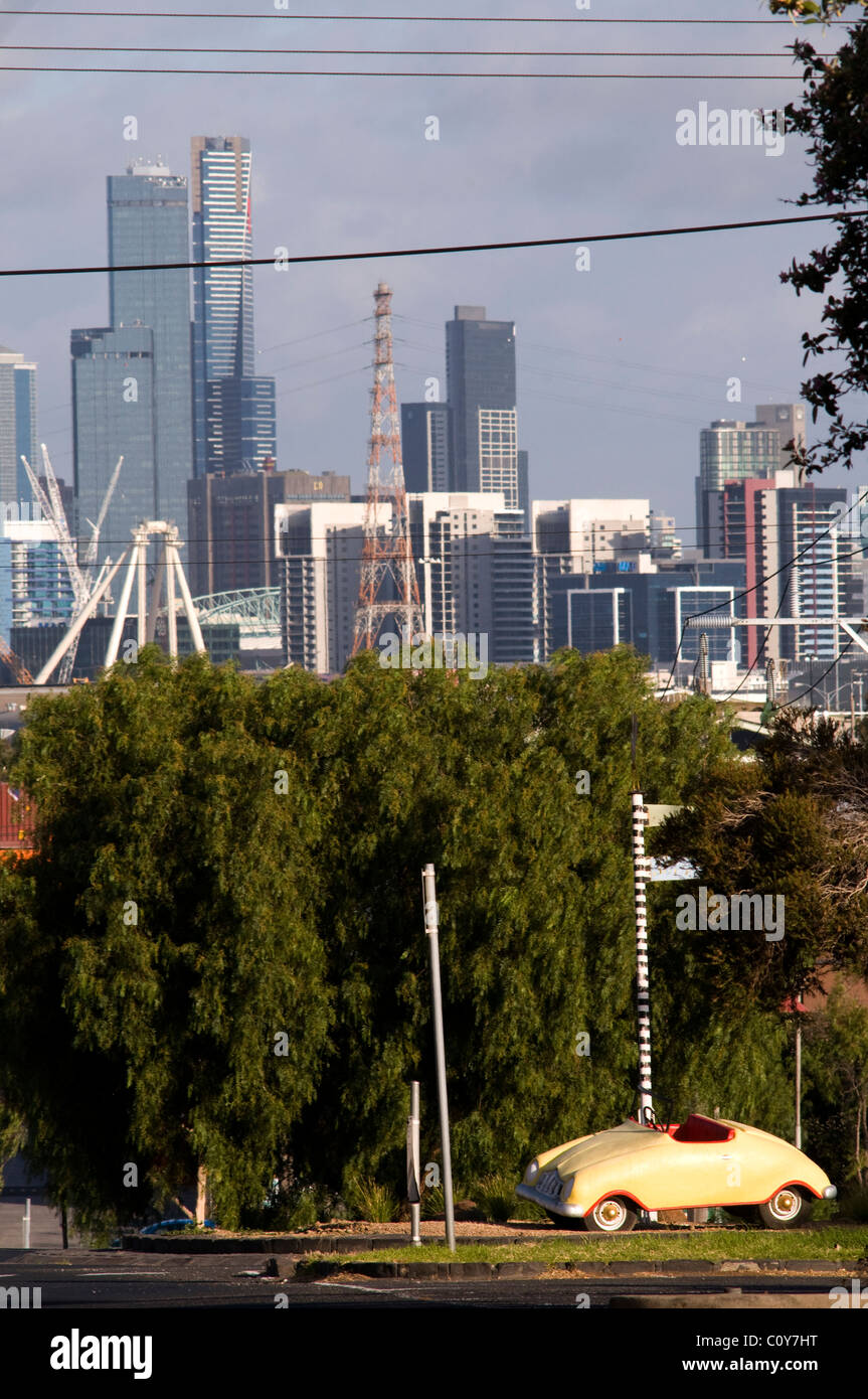 Scena di strada con lo skyline della città footscray Melbourne Victoria Australia Foto Stock