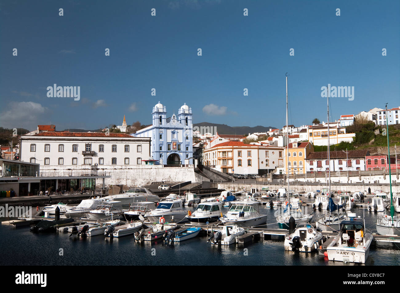 Vista dal porto turistico e dal centro storico di Angra do Heroísmo town, (patrimonio mondiale dall UNESCO) nelle Azzorre. Foto Stock