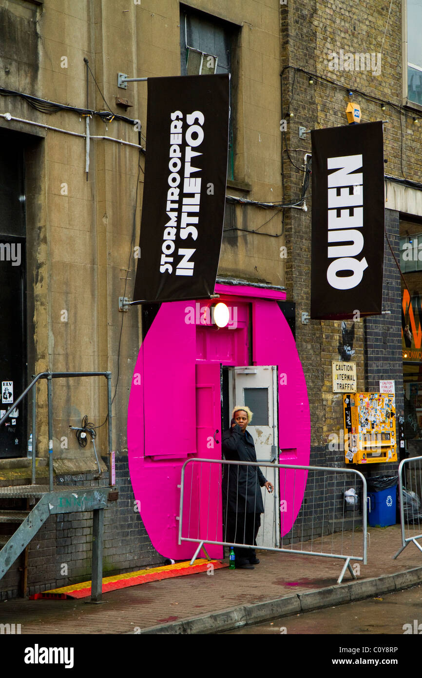 Ingresso al Queen's Stormtroopers In Stilettos mostra presso la Old Truman Brewery vicino a Brick Lane nell'East End di Londra,UK Foto Stock