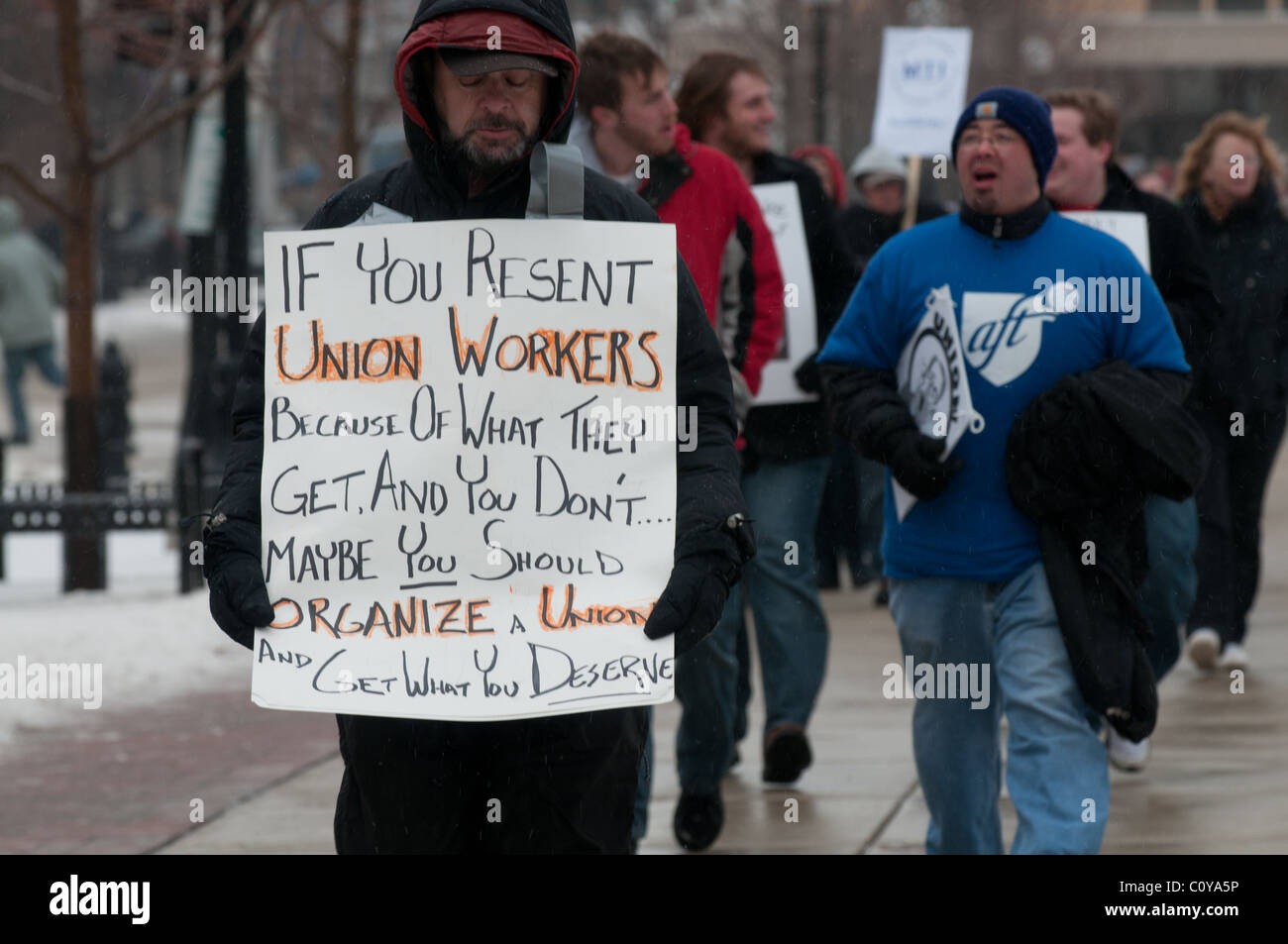 I dimostranti si fondono sul Campidoglio di Madison, Wisconsin per la lotta contro la proposta di bilancio introdotta da Scott Walker. Foto Stock