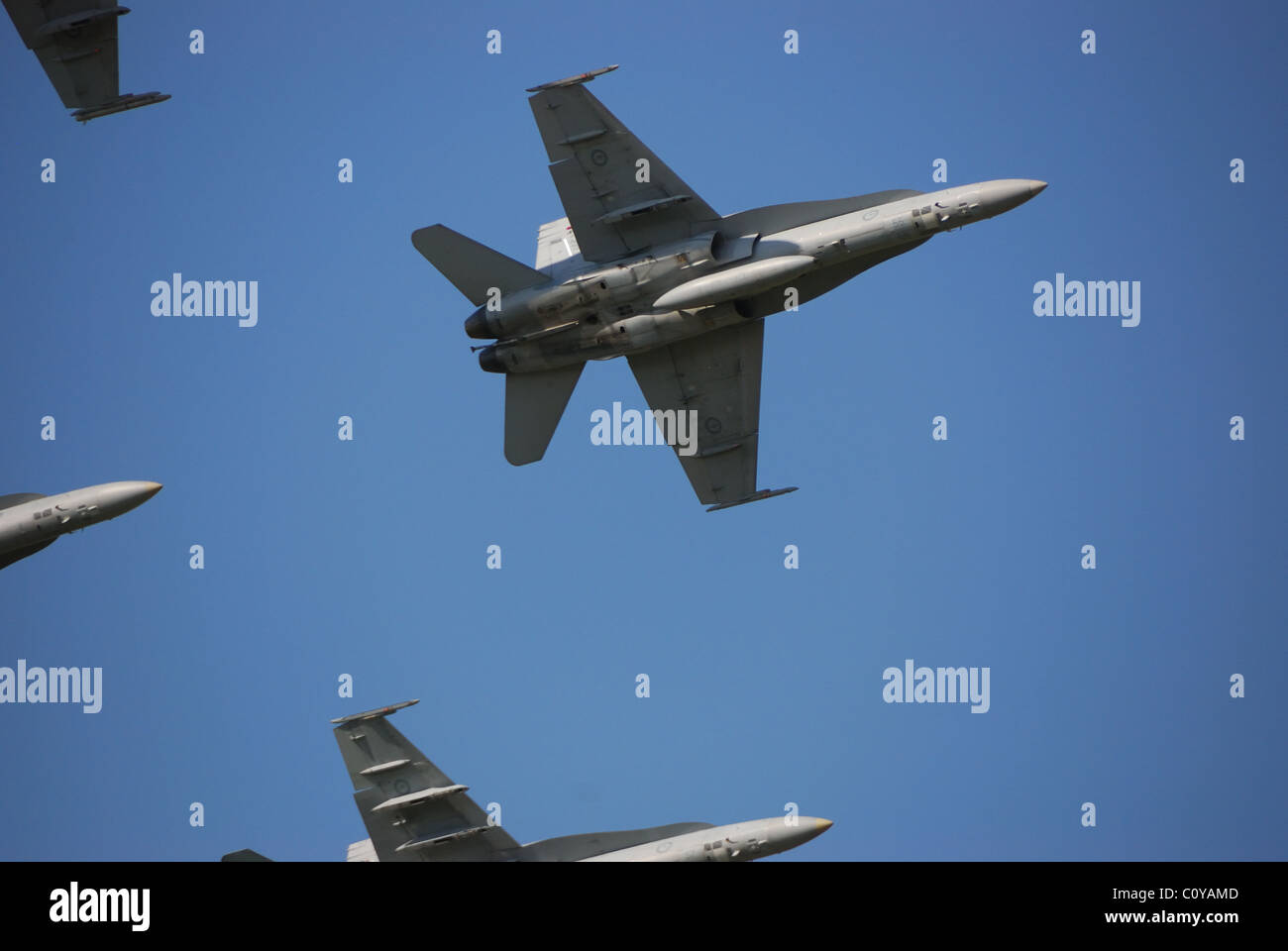 Air Force FA-18 leader combattente di tre altri in flypast nella casella 4 la formazione Foto Stock