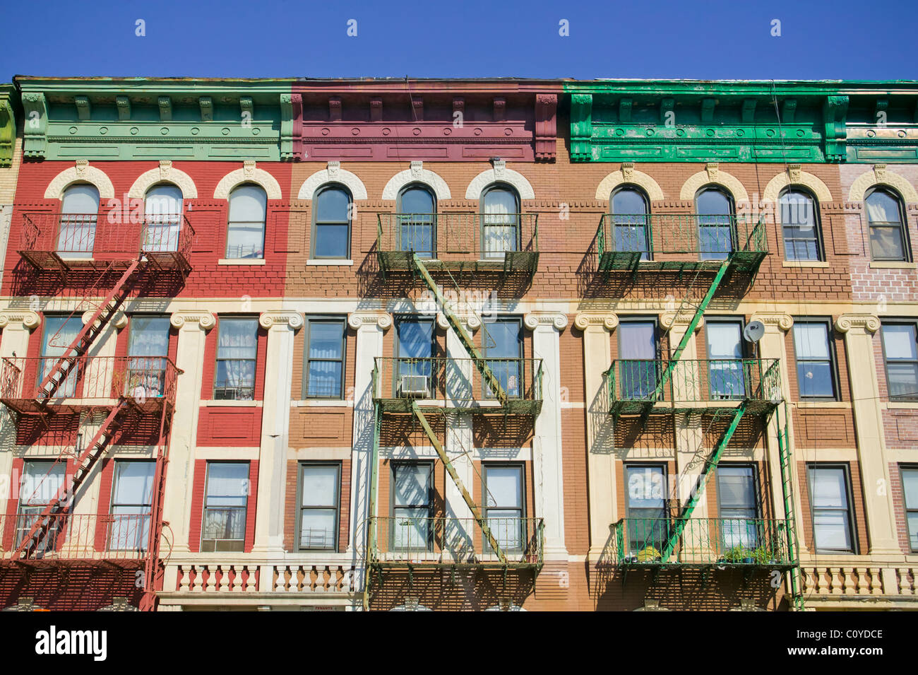 Riga di colorate case a Brooklyn, New York Foto Stock