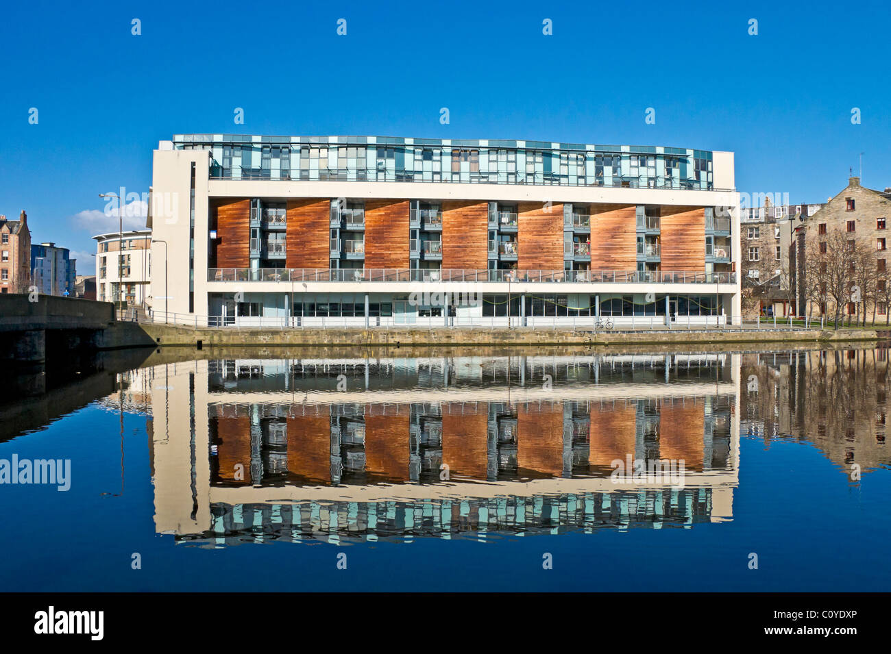 Waterside appartamenti su Ronaldson's Wharf da acqua di Leith in Leith Edimburgo in Scozia Foto Stock