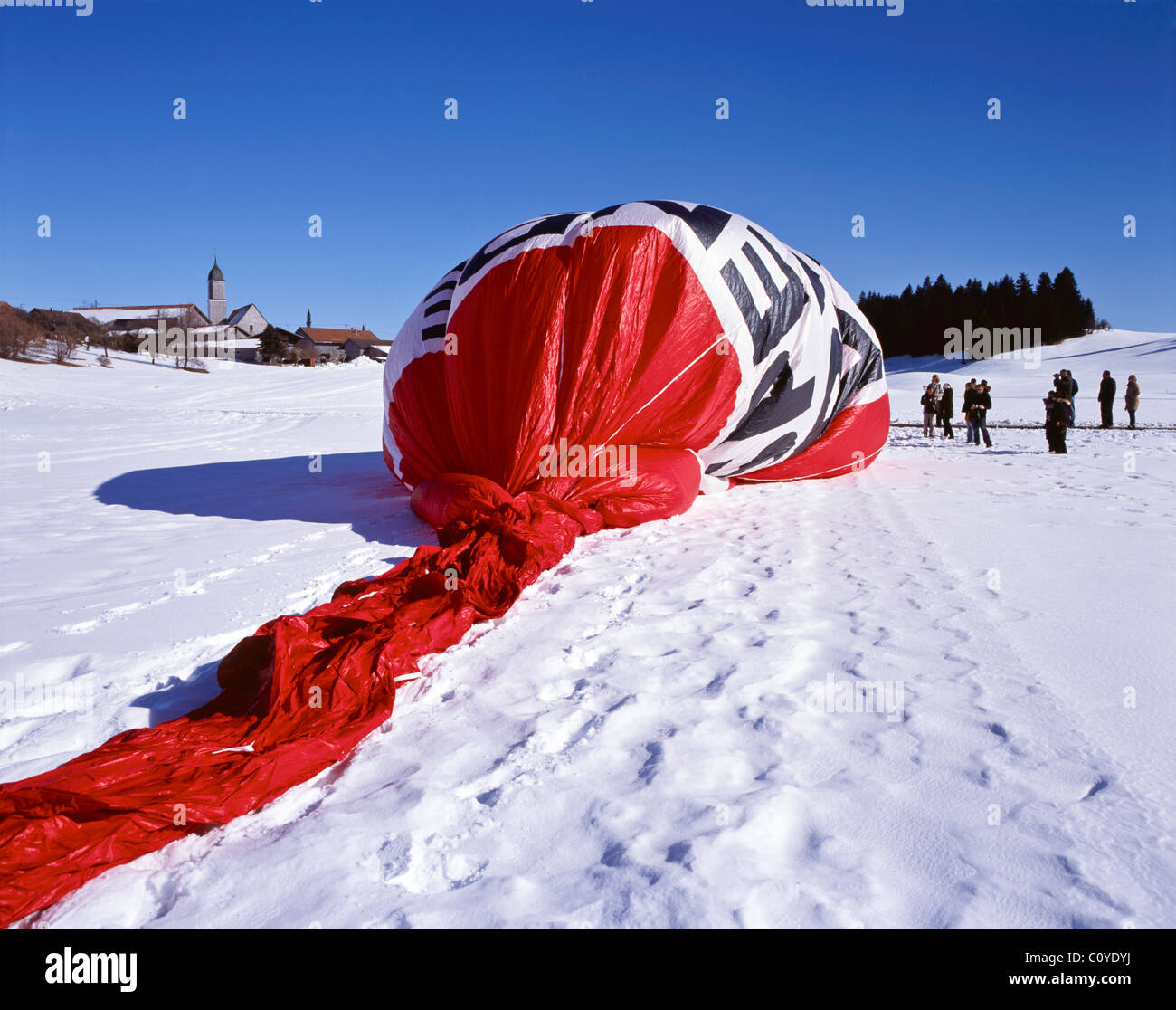 Preparazione per un volo in mongolfiera ad aria calda al di sopra della regione di Allgäu in Baviera, Baviera, Germania Foto Stock