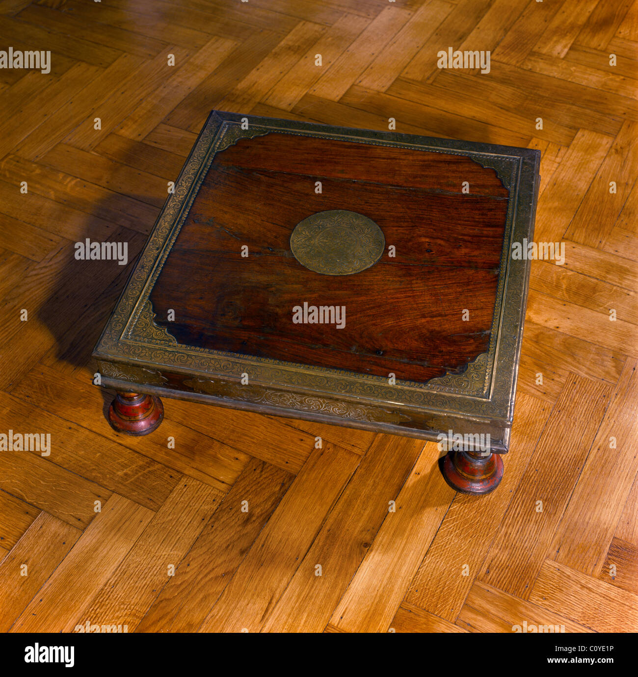 Indian tavolo da caffè in legno con intarsi in ottone legno duro lucidato Foto Stock