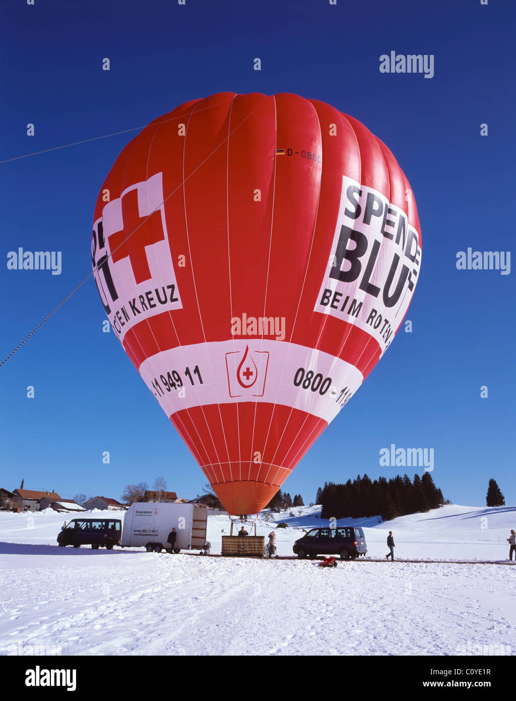 Preparazione per un volo in mongolfiera ad aria calda al di sopra della regione di Allgäu in Baviera, Baviera, Germania Foto Stock