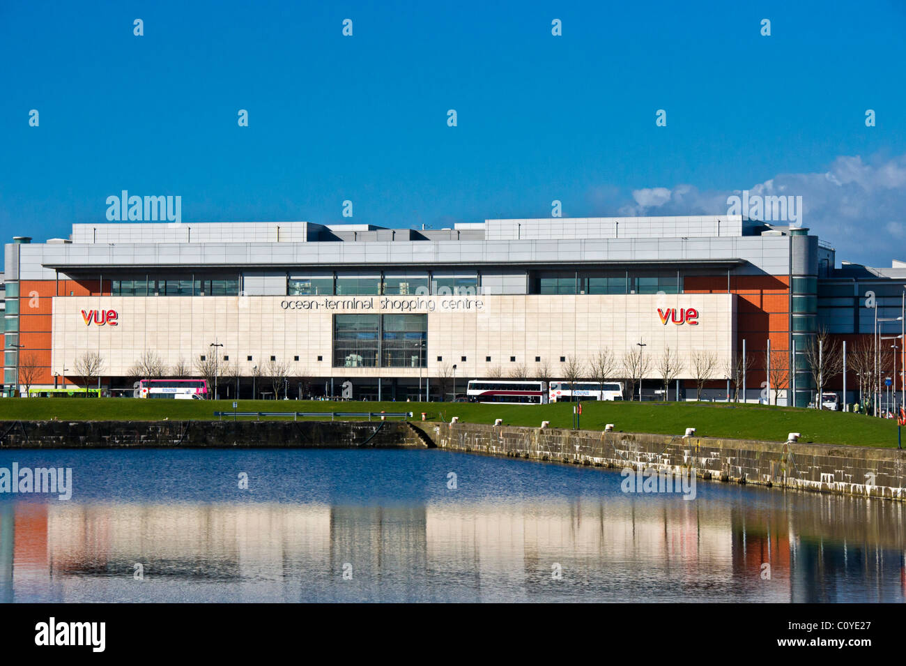 VUE Ocean-Terminal Shopping center con il Royal Yacht Britannia in Leith Docks Leith Edimburgo in Scozia Foto Stock