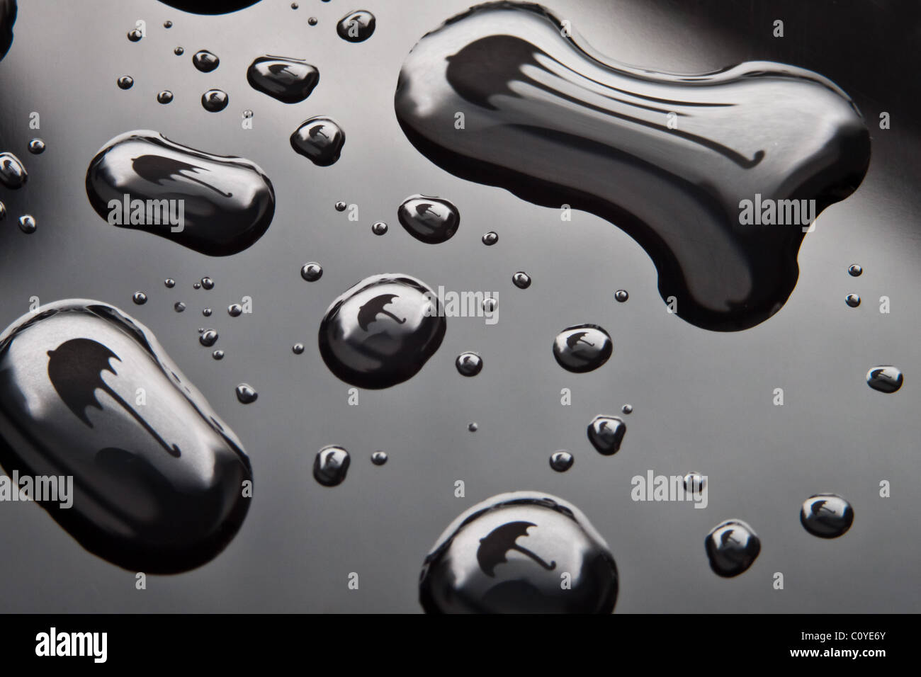 Gocce d'acqua con forma ad ombrello su sfondo nero. Foto Stock