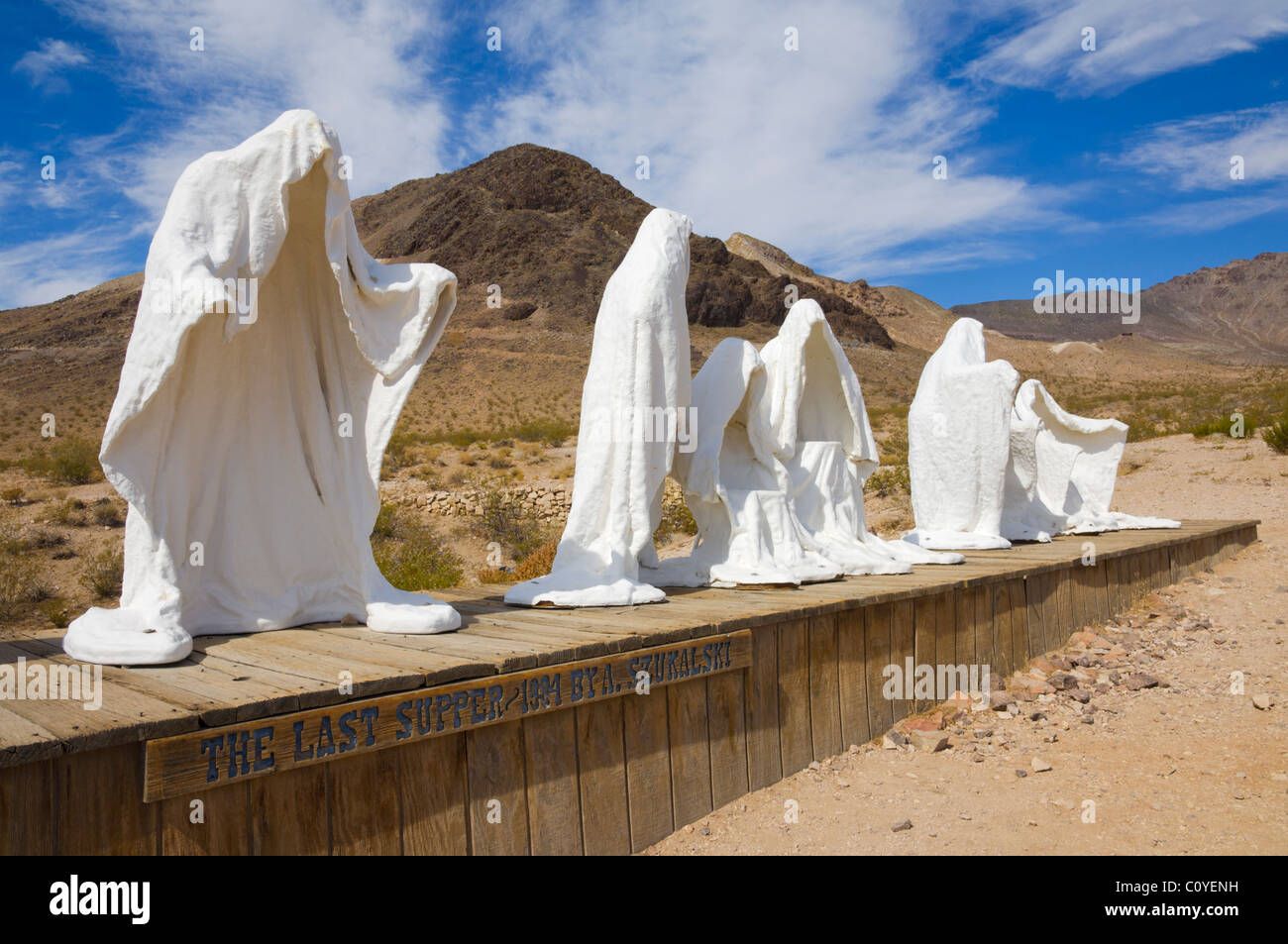 Fantasmi sculture di artisti belgi a Goldwell open air Museum vicino riolite nel deserto Armagosa vicino Beatty Nevada USA Foto Stock
