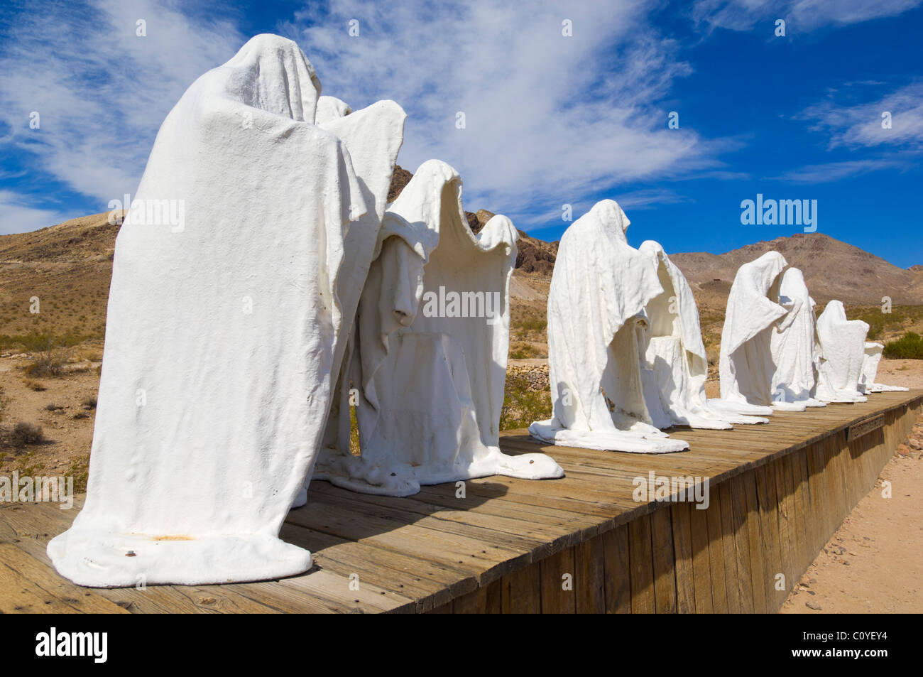 Fantasmi sculture di artisti belgi a Goldwell open air Museum vicino riolite nel deserto Armagosa vicino Beatty Nevada USA Foto Stock