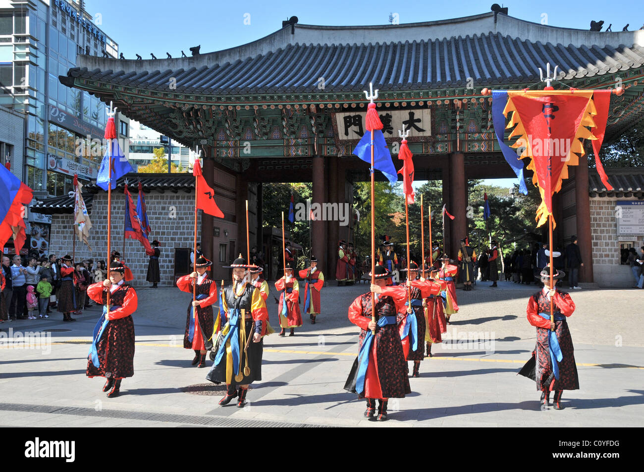 Modificare le protezioni cerimonia Palazzo Deoksugung Seoul COREA DEL SUD Foto Stock