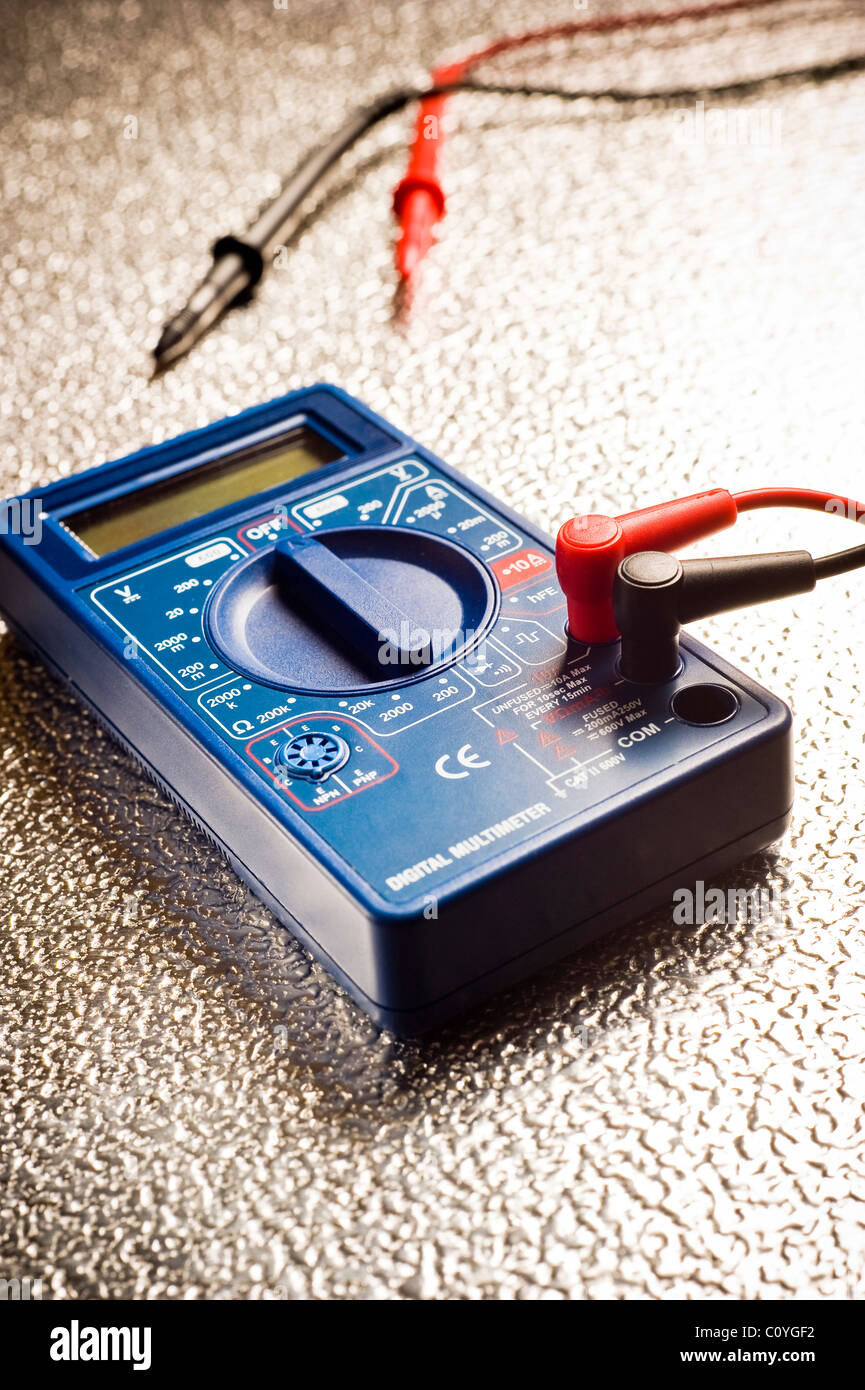 Multimetro digitale per misurare la tensione elettrica, la corrente e la resistenza Foto Stock