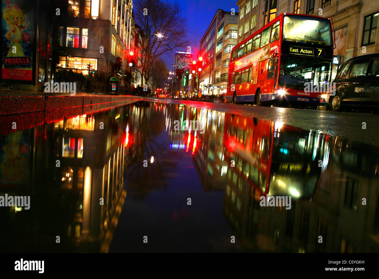 Numero 7 autobus che viaggiano verso il basso un wet Oxford Street, London, Regno Unito Foto Stock