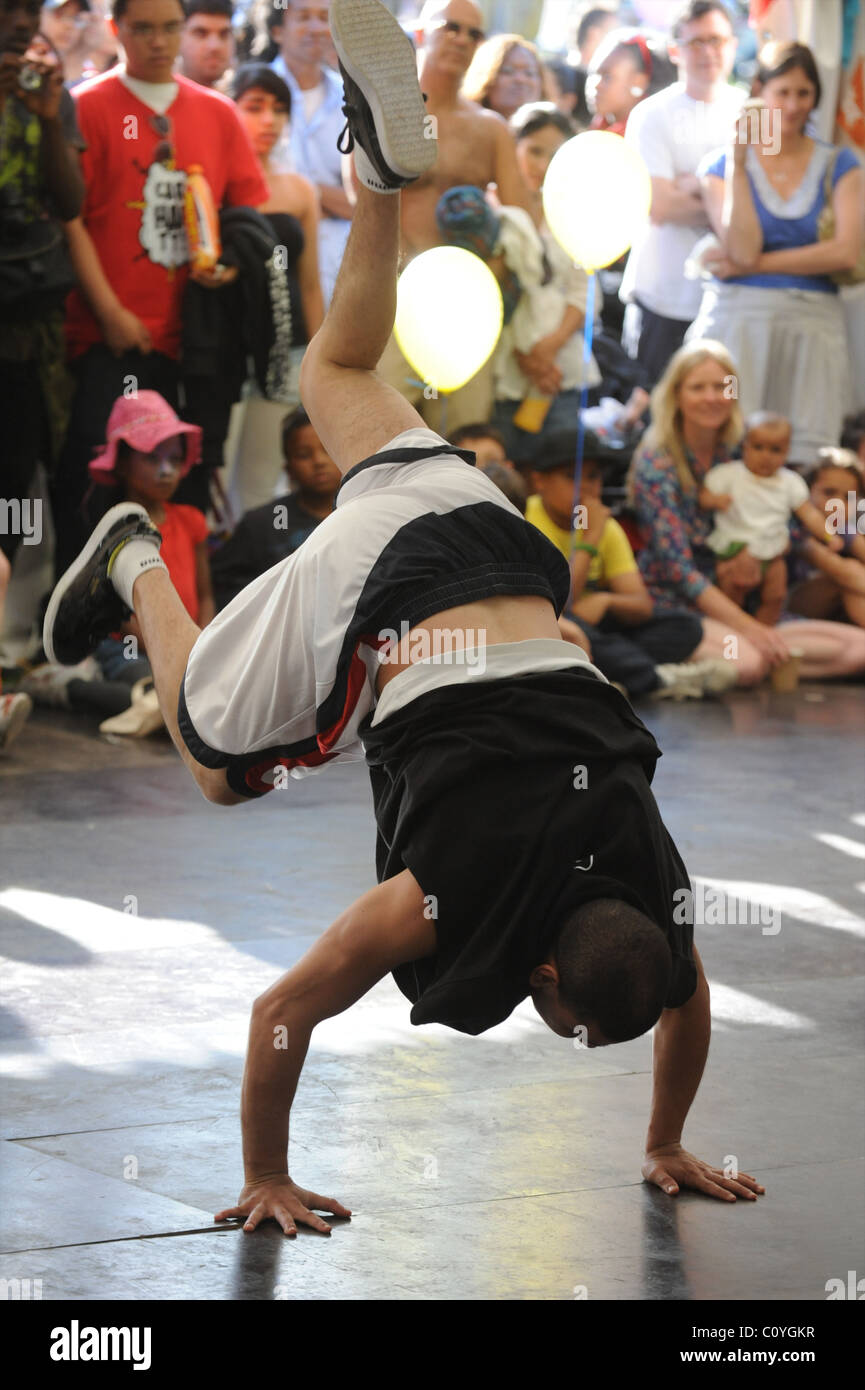 Giovane uomo breakdance al Summer Park festival Foto Stock