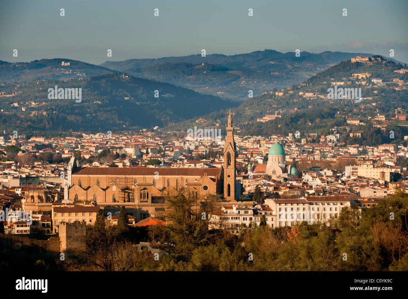 La Basilica di Santa Croce, la principale chiesa francescana di Firenze, che domina la città medievale. Foto Stock