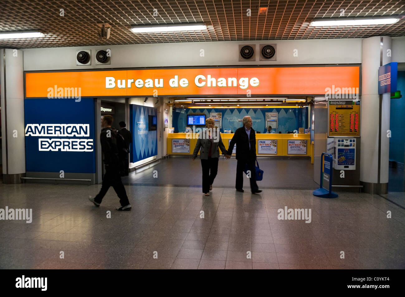 Bureau de Change Office operati da American Express presso l'aeroporto di Heathrow, terminale 3 / 3. Londra. Regno Unito. Foto Stock