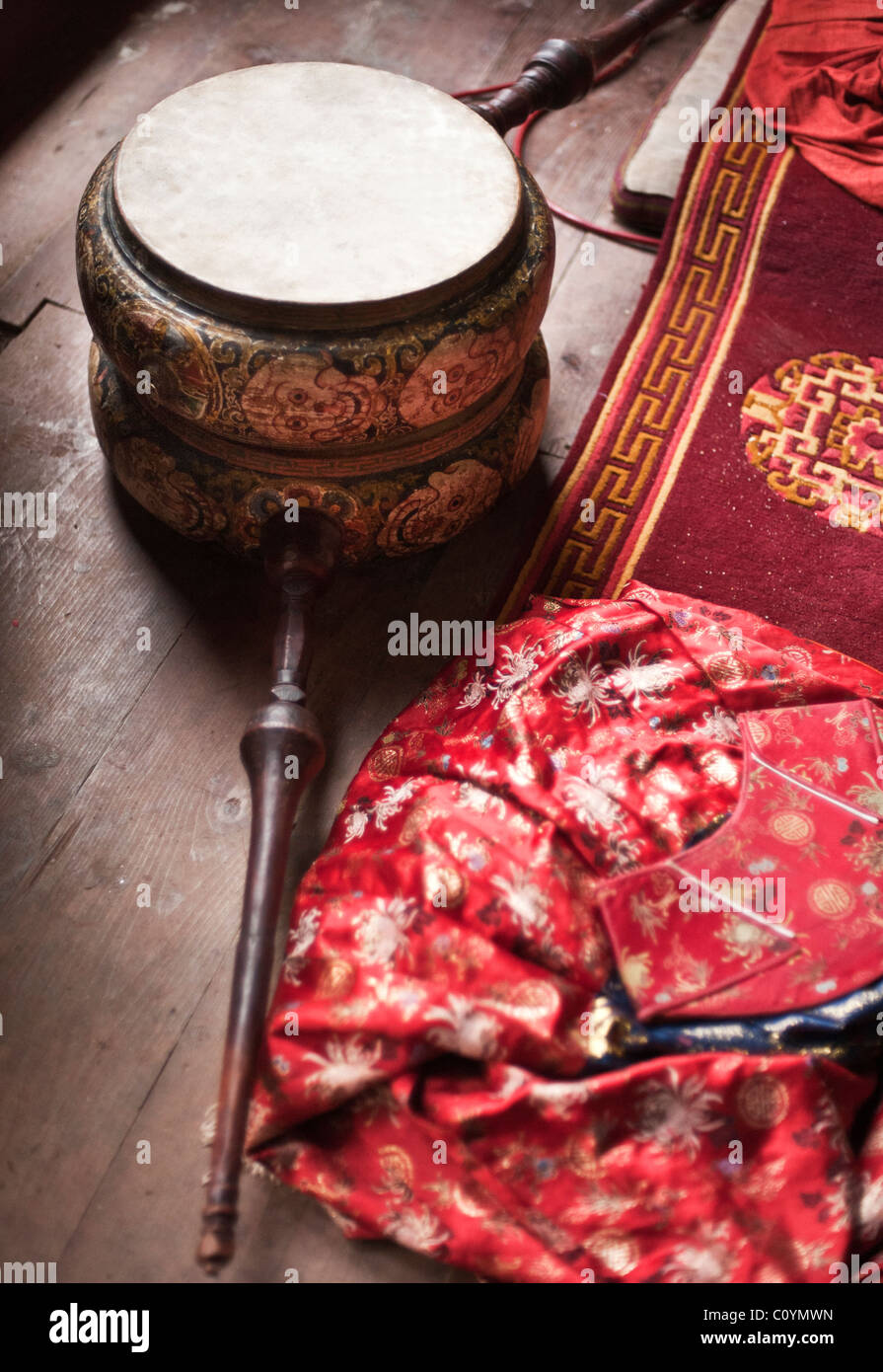 Tamburo cerimoniale e accappatoi utilizzati dai musicisti durante il festival del Trongsa Dzong in Bhutan Foto Stock