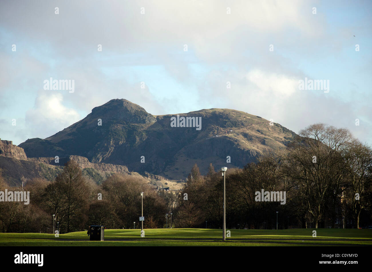 La vista su Bruntsfield Links verso la collina Arthur' Seat di Edimburgo, in Scozia. Foto Stock