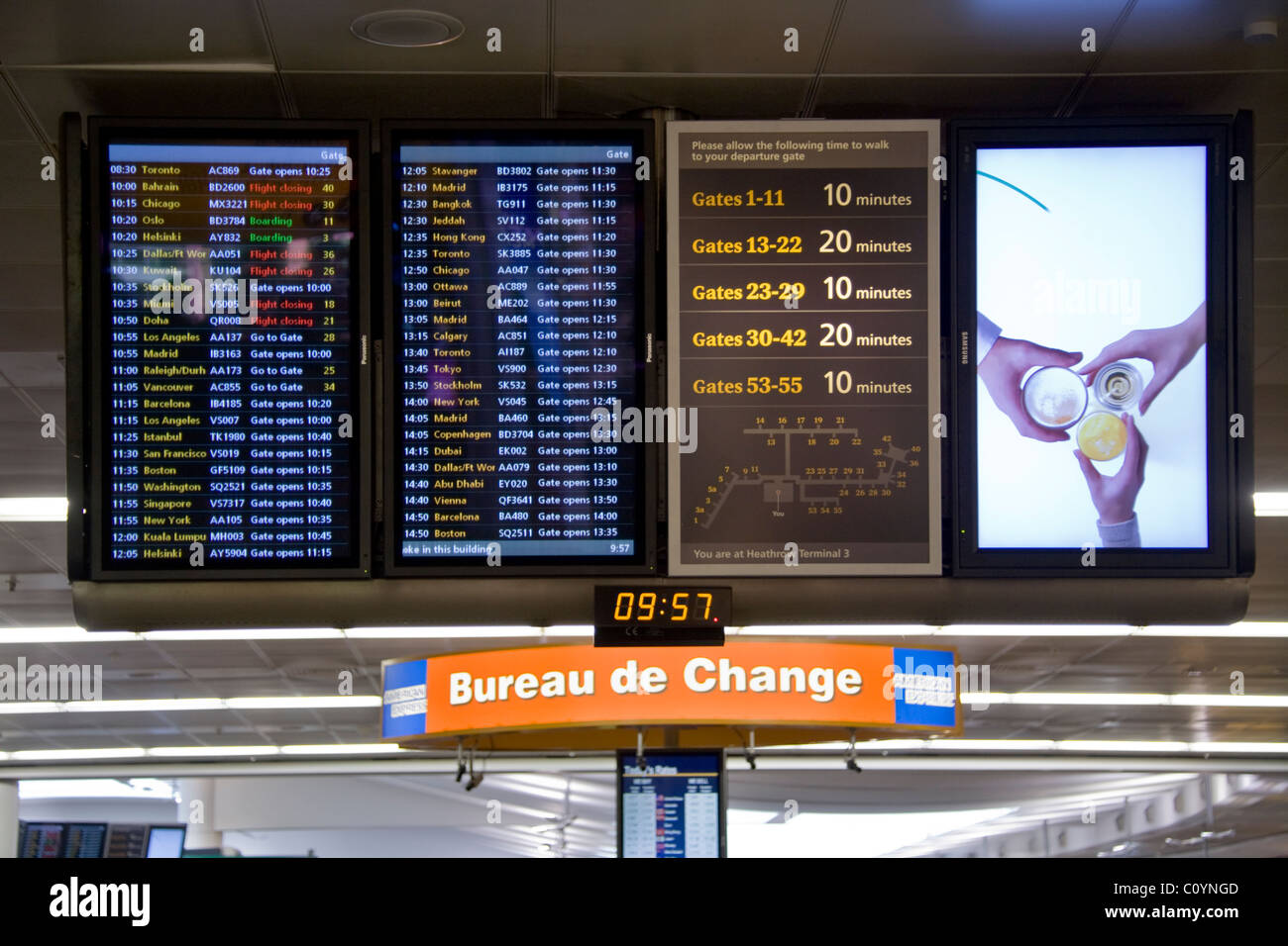 Aeroporto di partenza / display monitor / Televisione / tv display orario bacheca nella sala partenze a LHR terminale 3. Foto Stock Aeroporto di partenza / display monitor / Televisione / tv display orario bacheca nella sala partenze a LHR terminale 3. Foto Stock