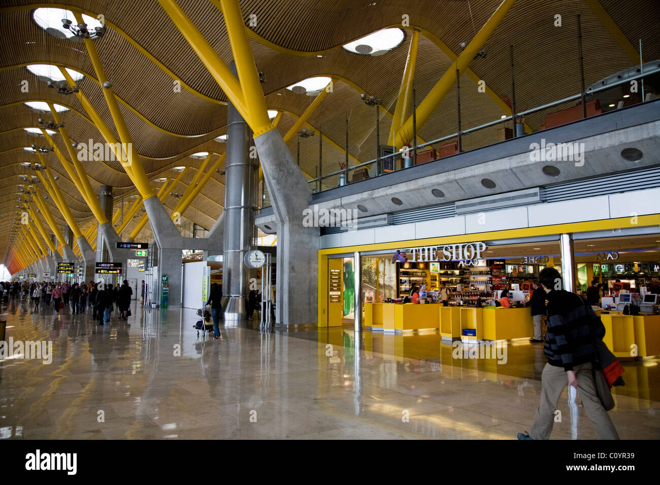 Aeroporto partenza / sala partenze con un "negozio", & tetto moderno a Madrid Airport / Madrid-Barajas dall' aeroporto di Barajas. Spagna Foto Stock