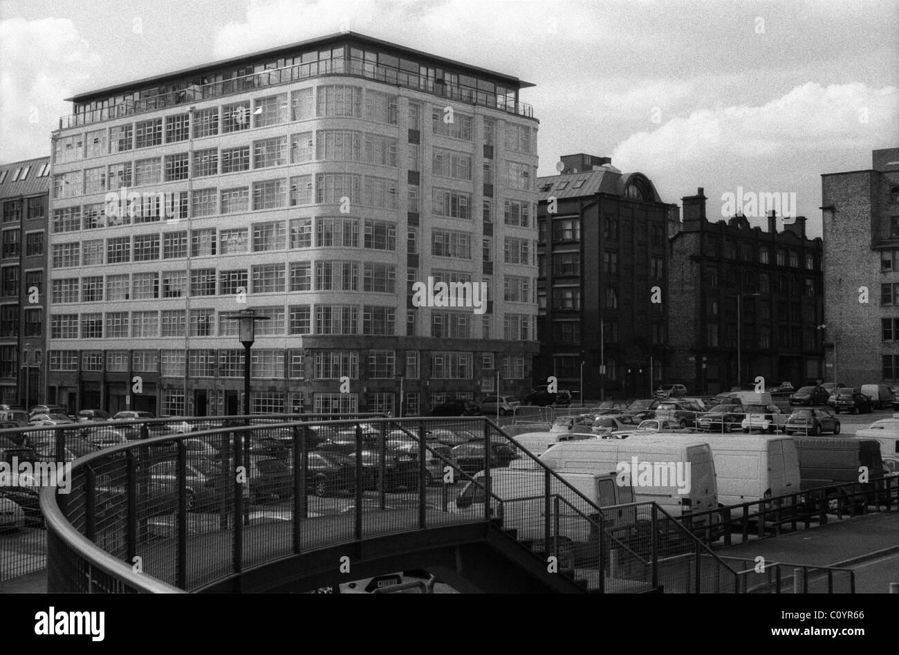 Posti auto e alto edificio a Great Ancoats, Manchester Foto Stock
