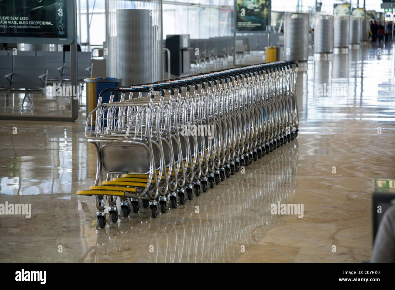 Lungo la linea di bagagli dei passeggeri carrelli. Partenza / partenze lounge all'aeroporto di Madrid / Madrid-Barajas dall' aeroporto di Barajas. Spagna Foto Stock