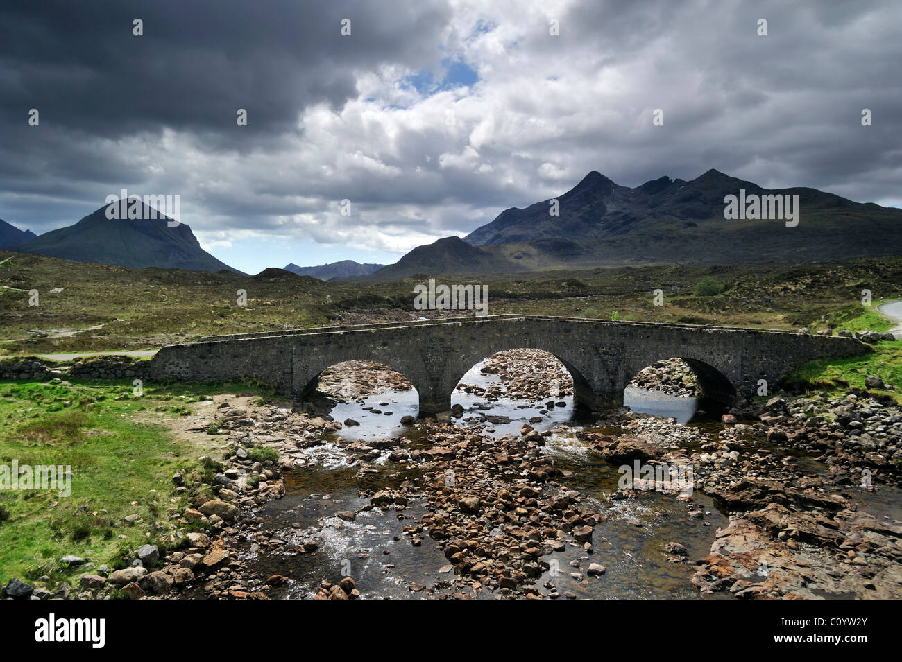 Il vecchio ponte Sligachan con vista su Sgurr nan Gillean e il rosso e il nero Cuillins, Isola di Skye, Scotland, Regno Unito Foto Stock