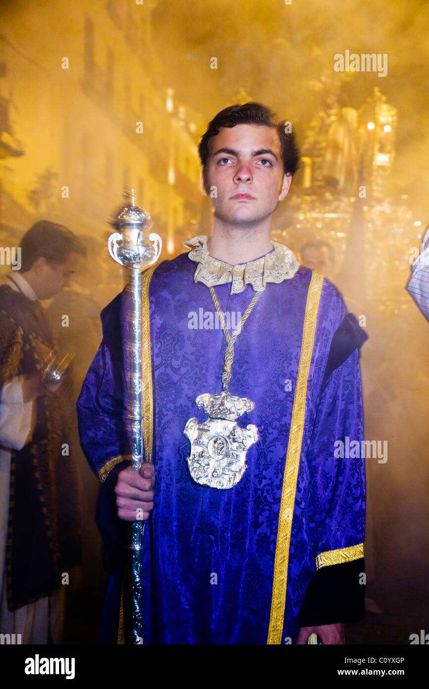 Membro della chiesa cattolica prendendo parte / lavorazione a Siviglia la Semana Santa PASQUA SETTIMANA SANTA PROCESSIONE. Siviglia Spagna. Foto Stock