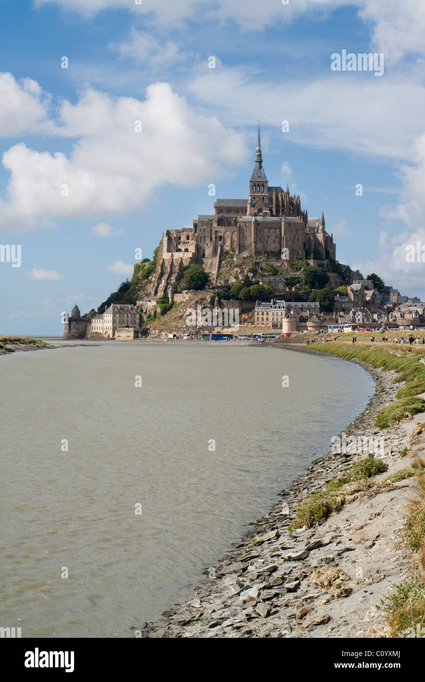 Vista verso il Mont Saint Michel sulla costa della Normandia alla foce del fiume Couesnon Foto Stock