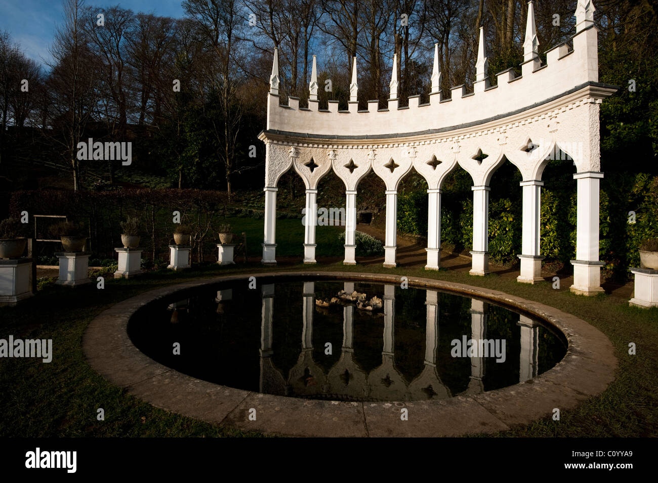 L'esedra e riflessioni in febbraio, Painswick Giardino rococò, Gloucestershire, England, Regno Unito Foto Stock