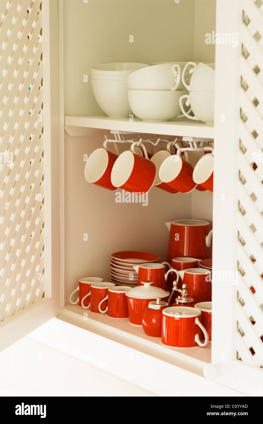 Scaffale con stoviglie e moderno forno a microonde Foto stock - Alamy