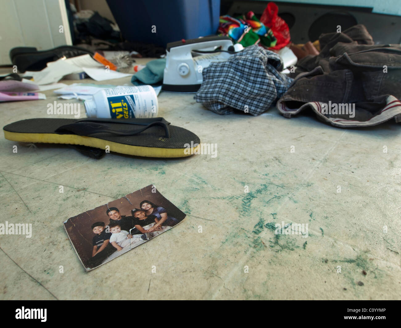 Beni personali lasciati alle spalle dagli ex proprietari in un precluso home in Richmond, California, Stati Uniti Foto Stock