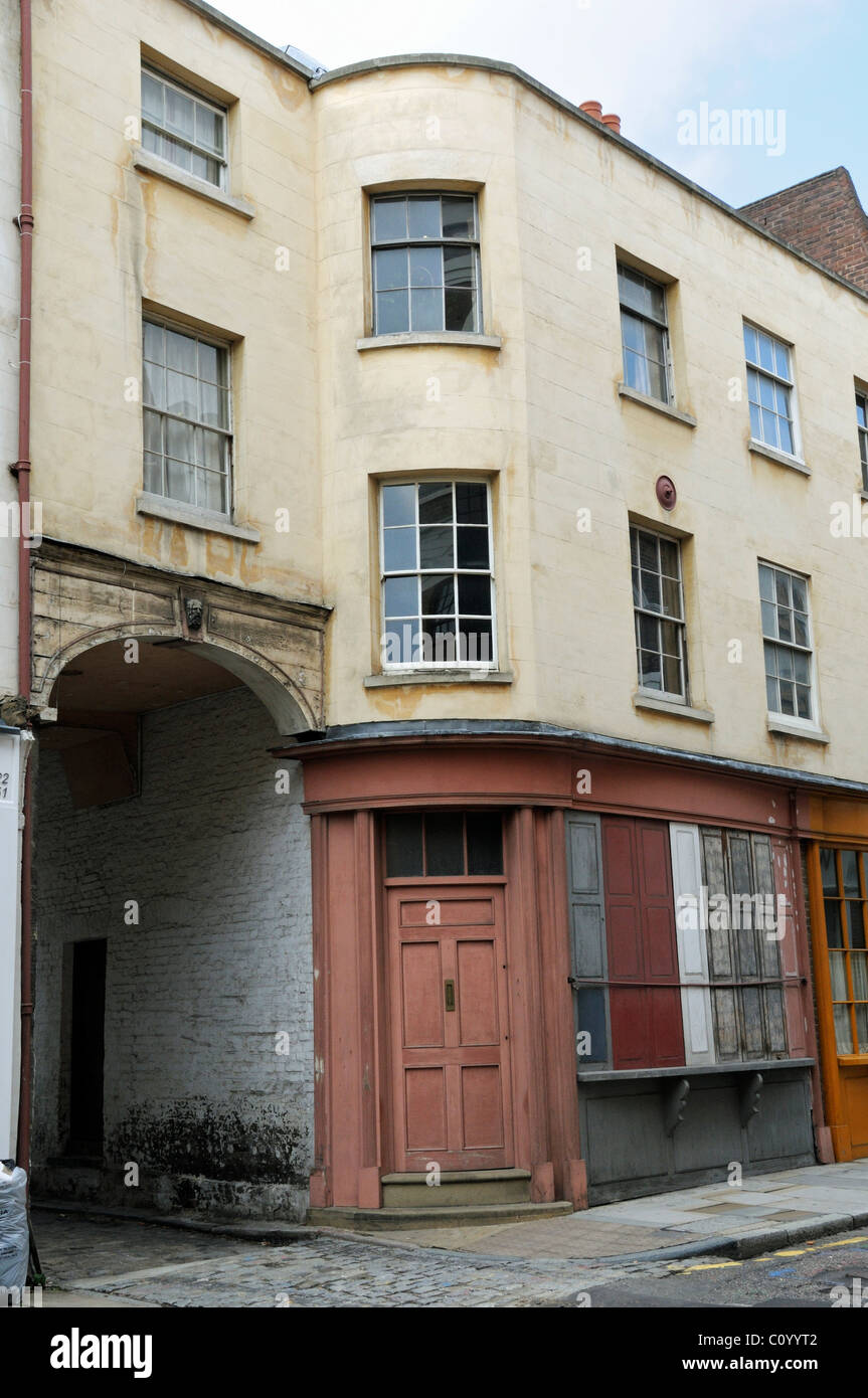 Edificio georgiano possibile shop, angolo arrotondato porta, ante chiuse su windows accanto alla strada ad arco ingresso Bermondsey Foto Stock