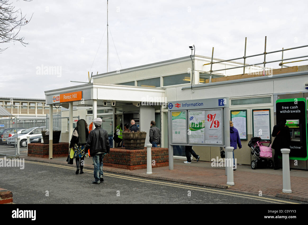 Persone che entrano Forest Hill Station Lewisham Londra Inghilterra REGNO UNITO Foto Stock