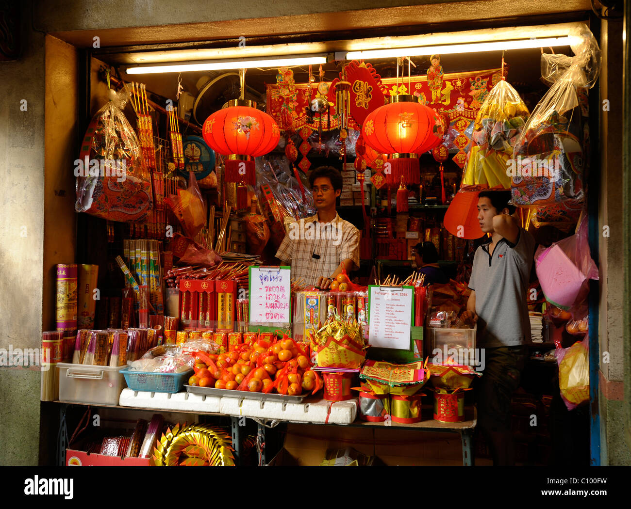 Foro nella parete negozio di vendita di merci buddista per merito rendendo , tempio , Chinatown, bangkok , Thailandia Foto Stock