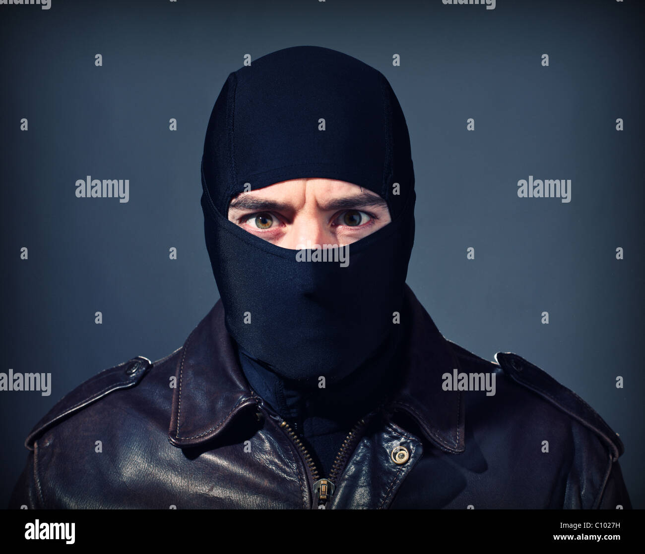 Balaclava portrait terrorist thief immagini e fotografie stock ad alta  risoluzione - Alamy