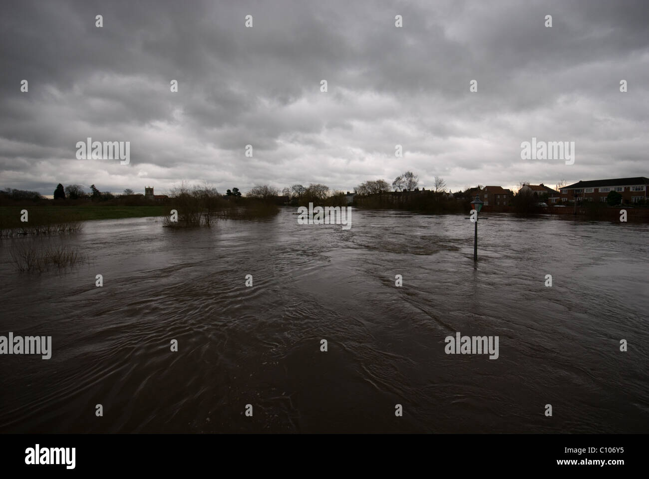 Un'immagine che mostra il fiume Ouse in piena alluvione a Cawood Foto Stock