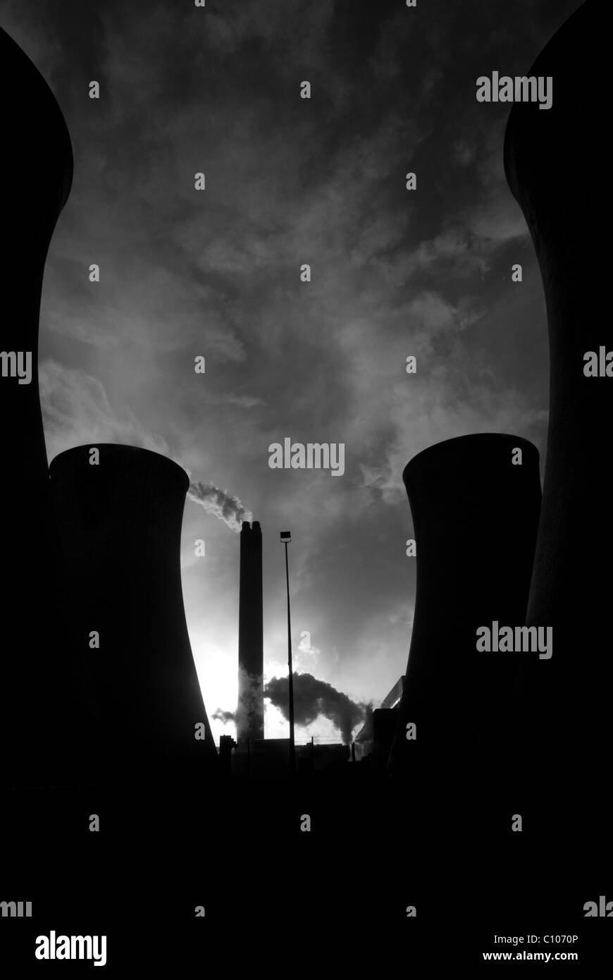 Un'immagine che mostra le torri di raffreddamento in una centrale elettrica Foto Stock