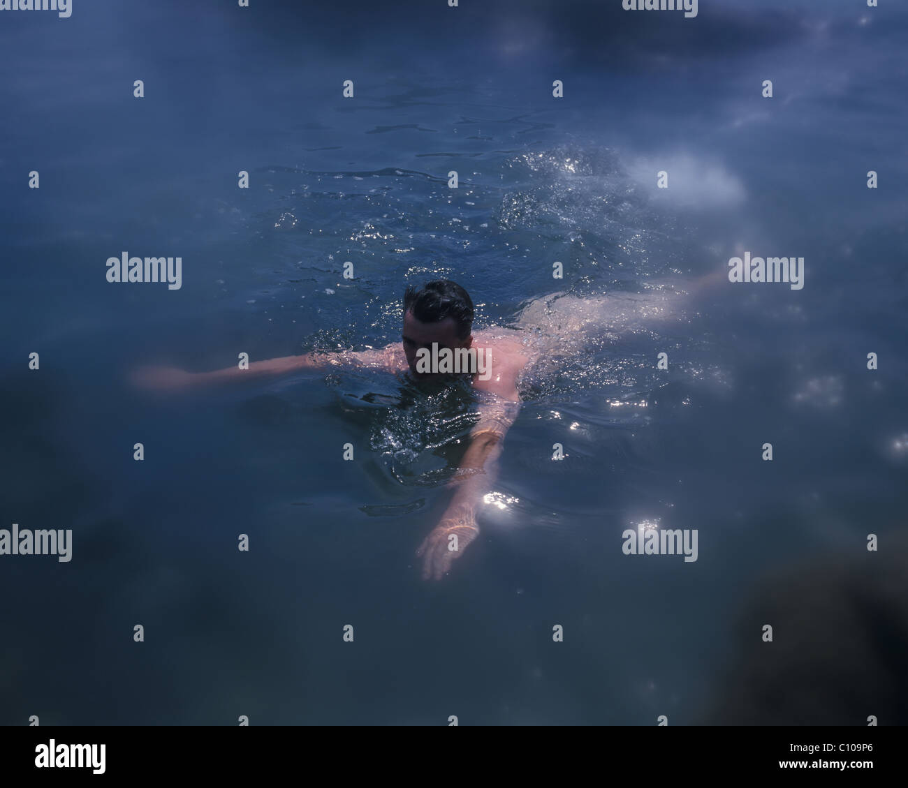 Piscina maschio, nuotatore Foto Stock