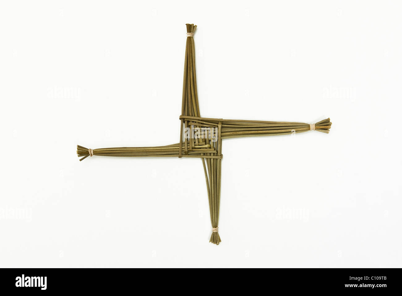Una Santa Brigida la croce fatta di giunchi, tradizionalmente condizionati nelle case in Irlanda per proteggere il houshold dal fuoco e il male Foto Stock