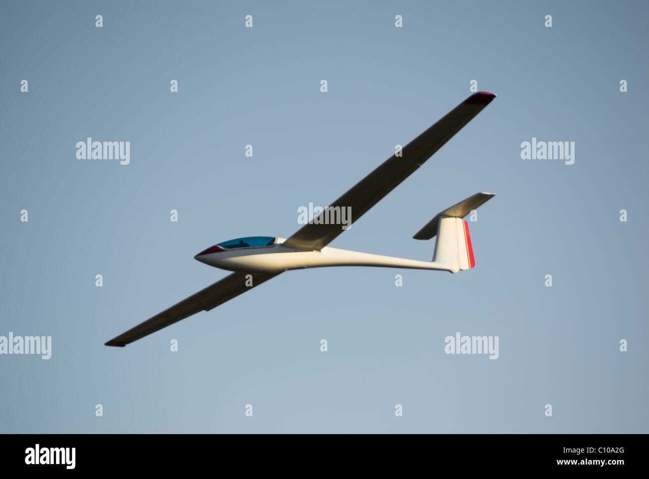 Flying glider close-up contro il cielo chiaro Foto Stock