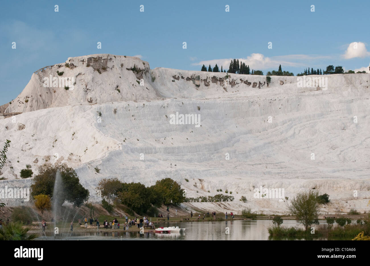 In travertino bianco terrazze, Pamukkale, Denizli Provincia, Turchia Foto Stock