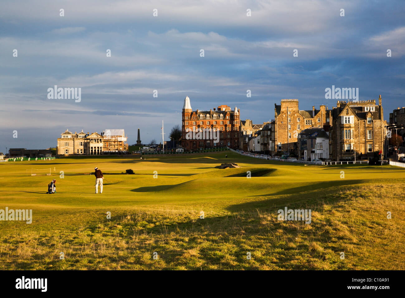 Il Golfer giocando un putt sul vecchio corso diciassettesimo foro St Andrews Fife Scozia Scotland Foto Stock