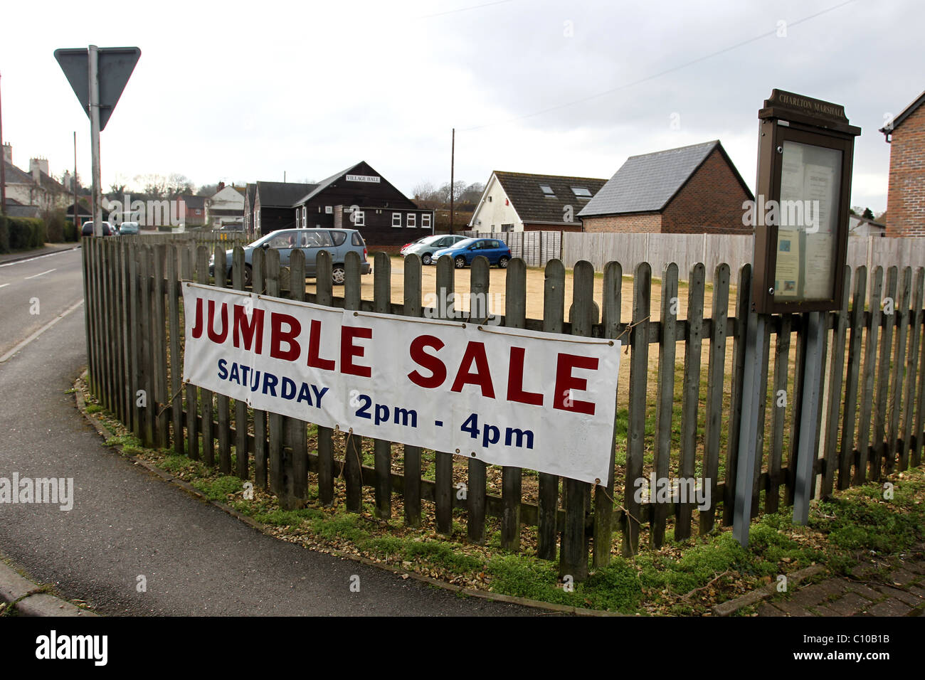 Accozzaglia vendita segno sulla recinzione di un Village Hall nel Somerset, Regno Unito. Foto Stock