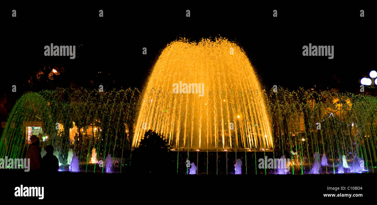 I bambini a guardare una fontana durante il TET in Hai Phong Vietnam Foto Stock