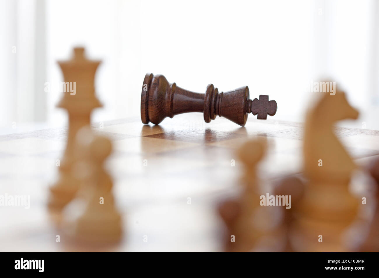 Re nel gioco degli scacchi abbattuto come perdente. Foto Stock