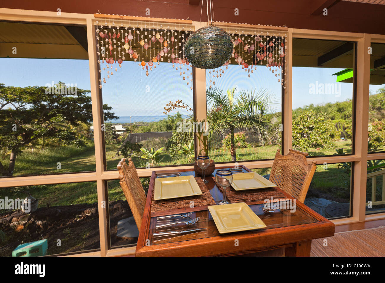 Portico (lanai) di Bed&Breakfast nelle Hawaii con zona pranzo per due. Foto Stock