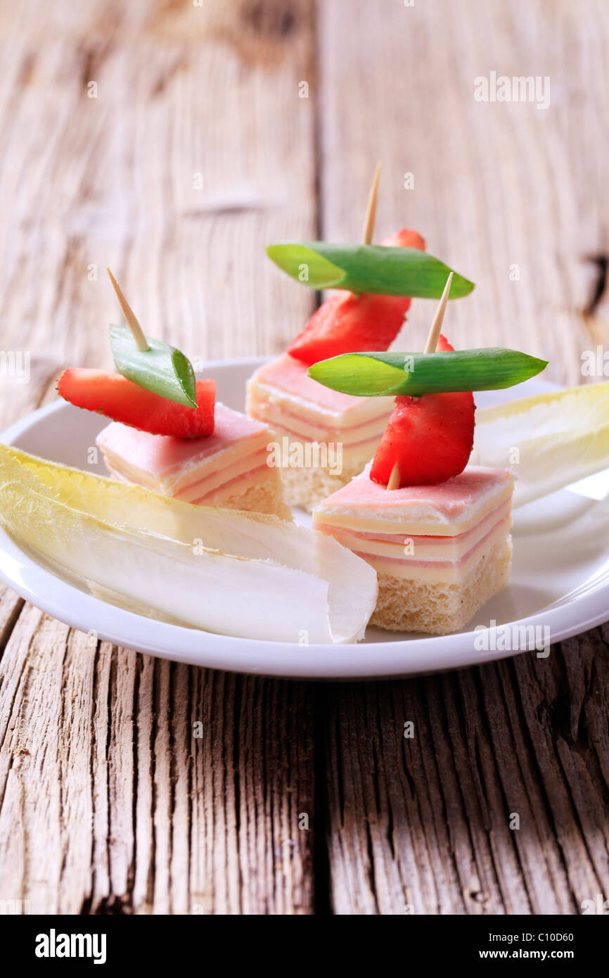 Prosciutto e formaggio tartine e fresca insalata riccia Foto Stock