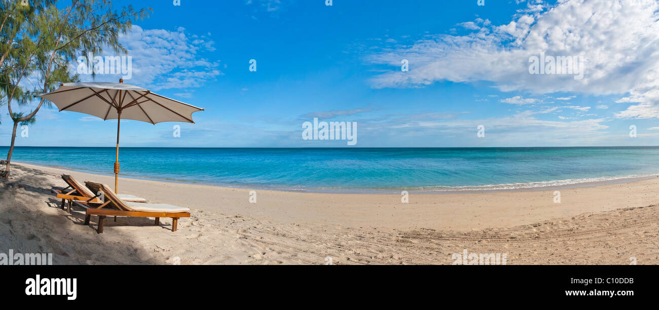 Panorama sdraio ed ombrellone sulla spiaggia di sabbia bianca di fronte  alla laguna Foto stock - Alamy