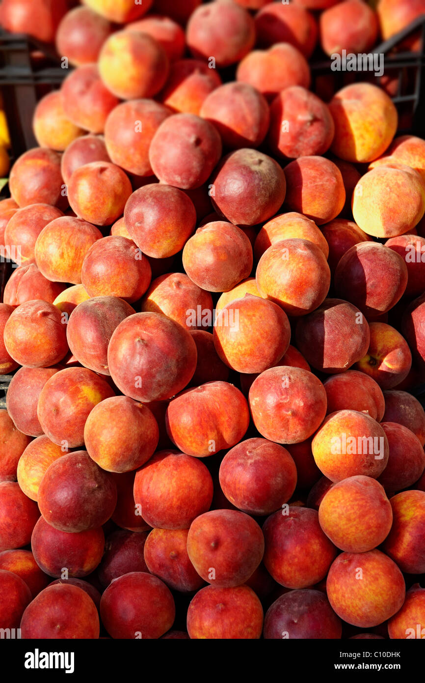 Scatole fresche di pesche fuori da un negozio di frutta, Corfù, Isole greche ioniche Foto Stock